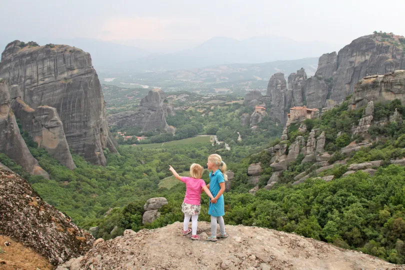 zwei kleine Mädchen auf dem Bergen in Meteora, Griechenland