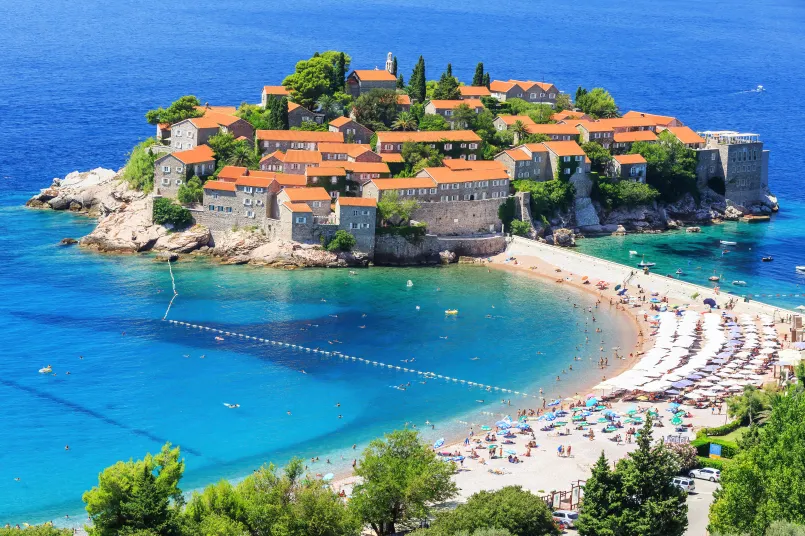 Gebäude auf einer kleinen Insel bei Budva.