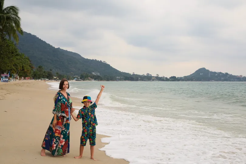 Mutter mit Sohn auf Koh Phangan.