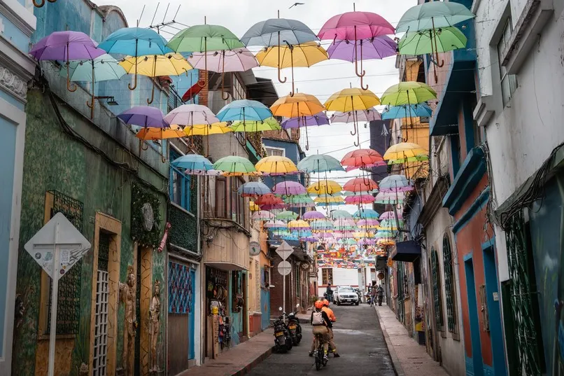 Regenschirme über einer Straße.