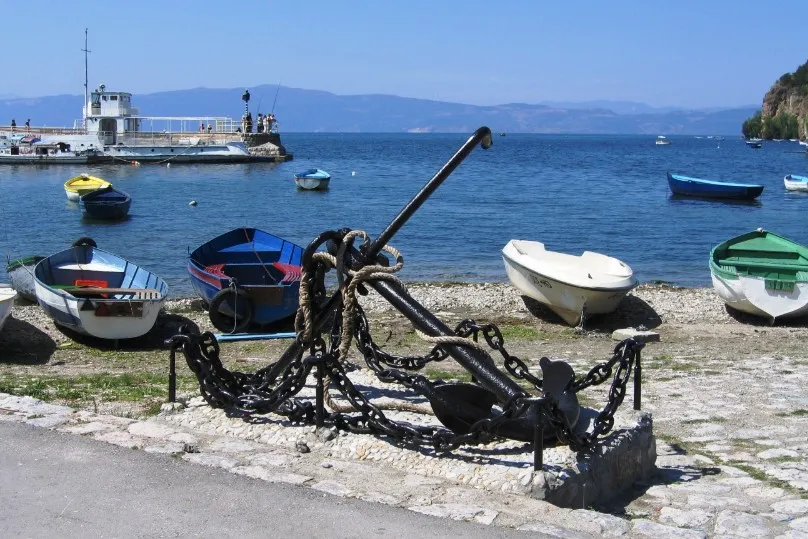 Boote im Hafen in Ohrid.