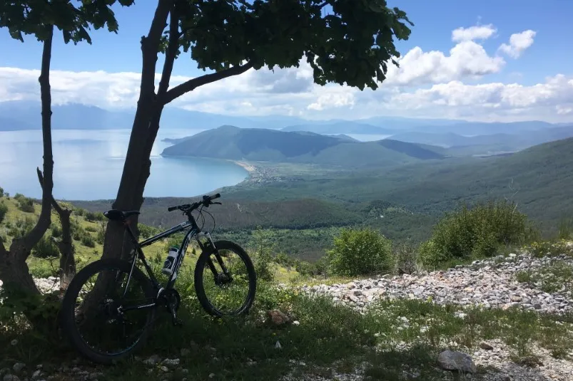 Ein Fahrrad mit Blick auf die Landschaft von Galicica.