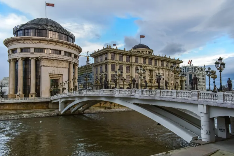 Gebäude und eine Brücke in Skopje.