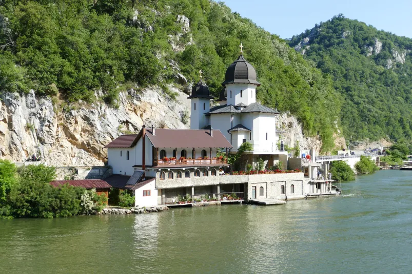 Ein Schloss an der Donau in Serbien.