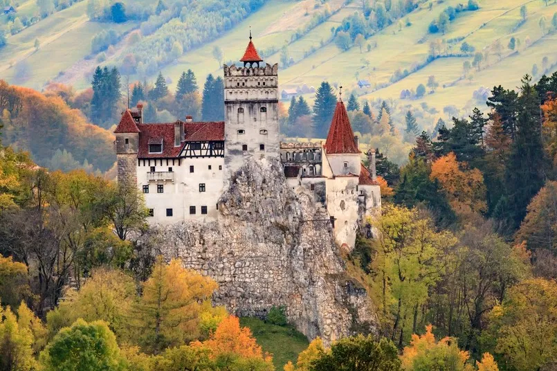 Ein Schloss im Wald in Bran.