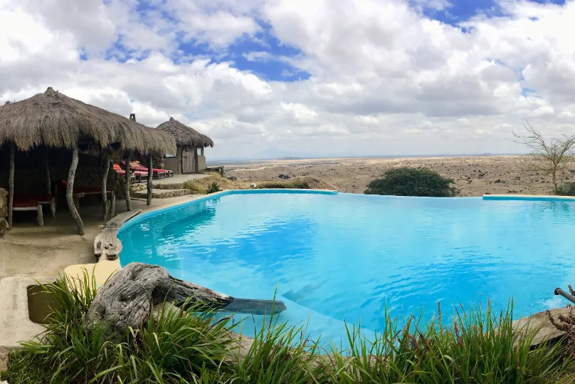 Africa Amini Life Lodge mit Swimmingpool.
