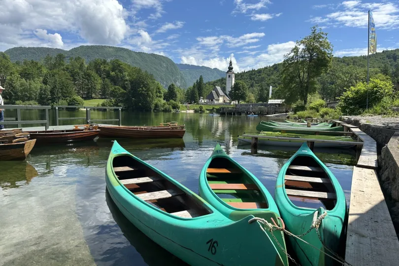 Drei Kanus im Wasser in Slowenien.
