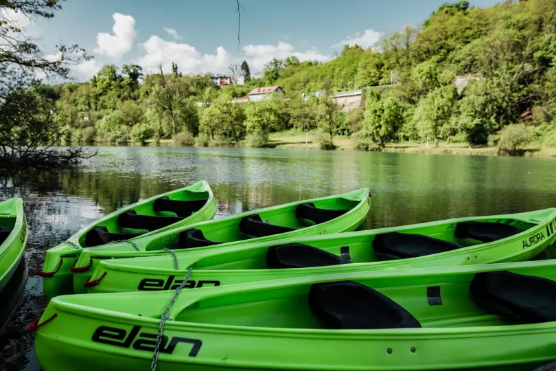 Kleine Boats auf dem Krka Fluss.