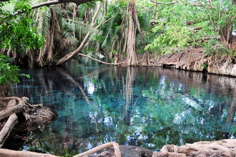 Klares, tiefblaues Wasser in Maji Moto.