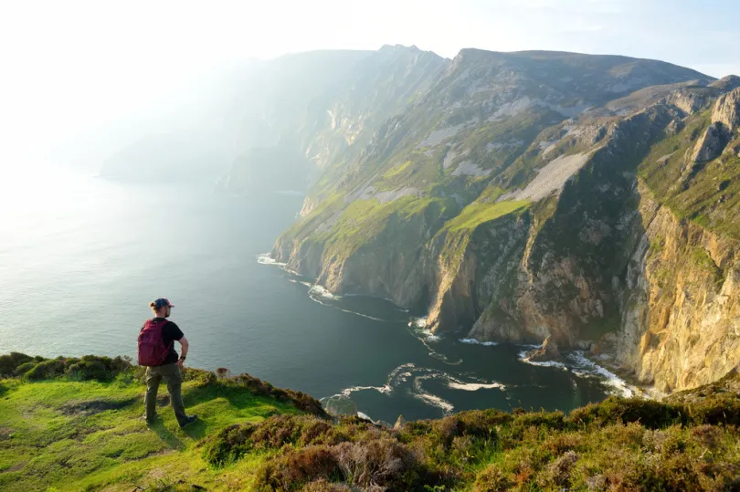 Zehn Gründen für eine Irland-Reise - Ein Wanderer auf dem Berg Slieve League.
