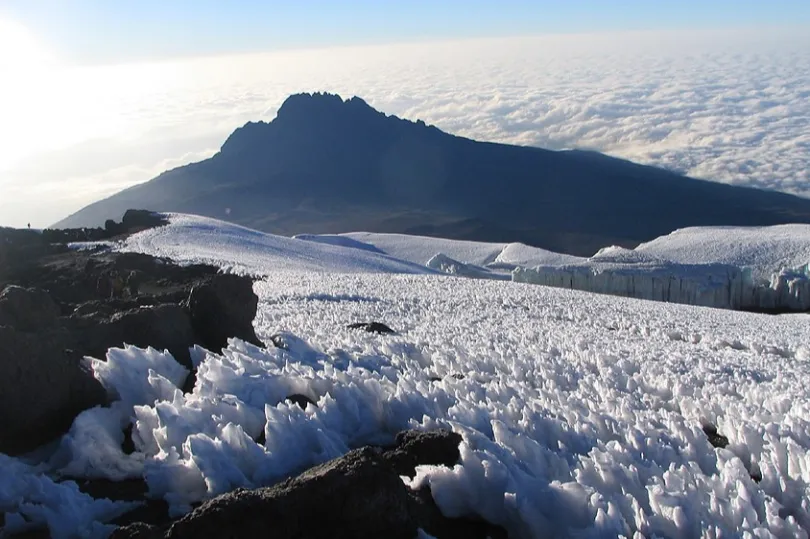 Eis und Schnee mit dem Kilimandscharo im Hintergrund.