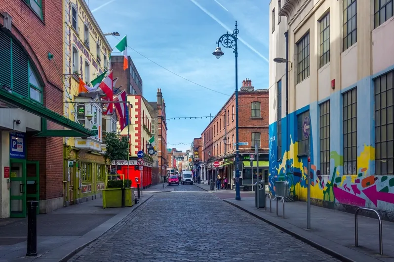 Straße in Dublin mit kleinen Läden.