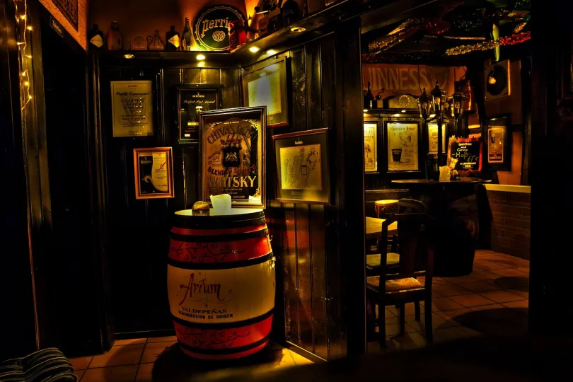 Drinnen irische Pub.