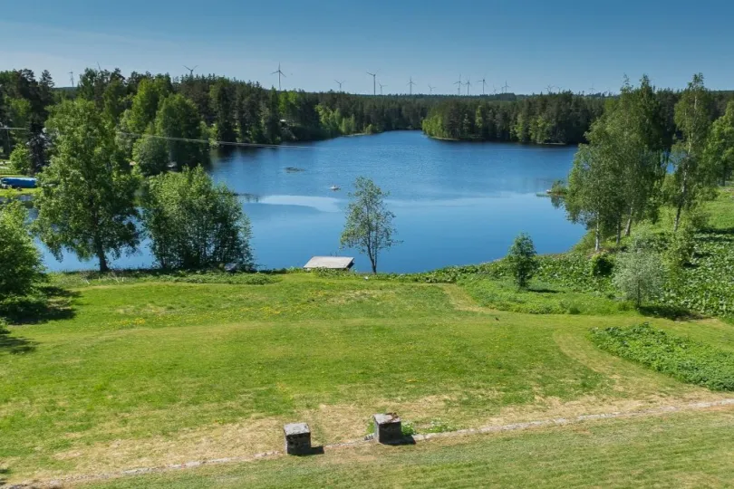 Mit dem Elektroauto durch Europa - See in Jädraås.