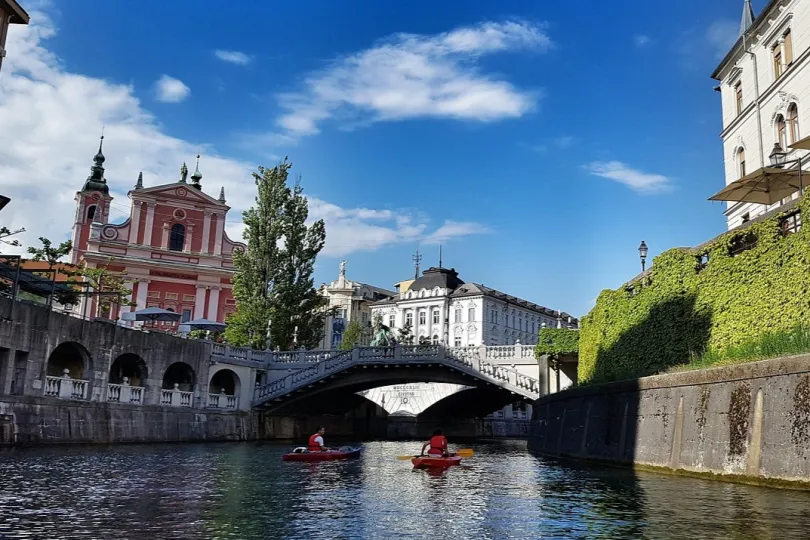 Slowenien Reise Infos. Fluss in der Hauptstadt Sloweniens Ljublijana.