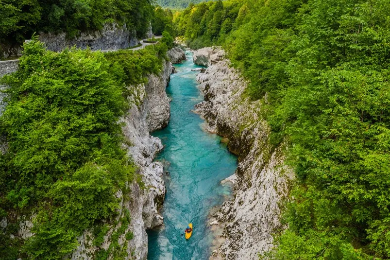 Aussicht Soca Fluss mit Blick auf Bergen.