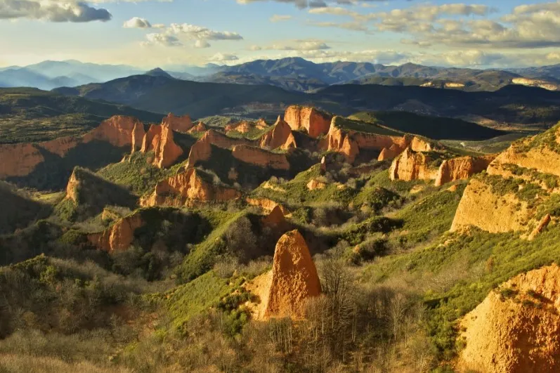 Mit dem Elektroauto durch Europa - Landschaft in Las Médulas, Spanien.