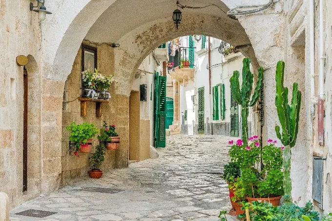Charmante Gasse in Apulien.