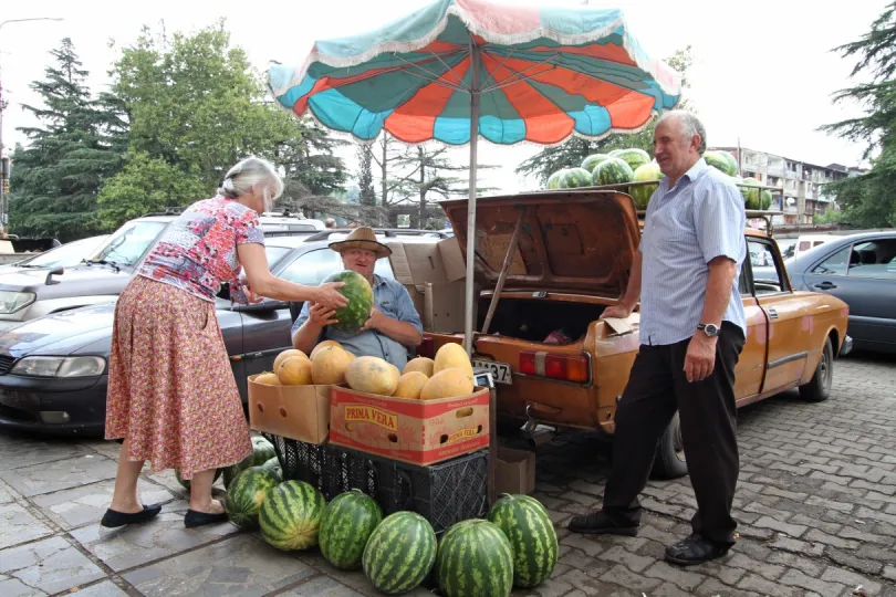 Georgien-Einheimsiche verkaufen Wassermelone
