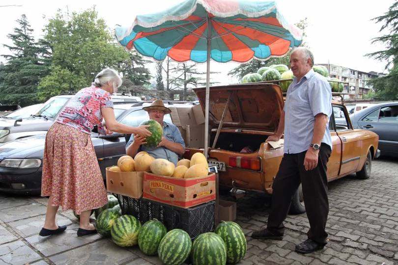 Einheimsiche verkaufen Wassermelone.