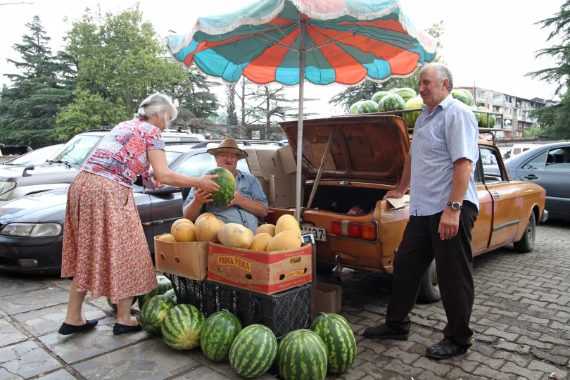 Einheimsiche verkaufen Wassermelone.
