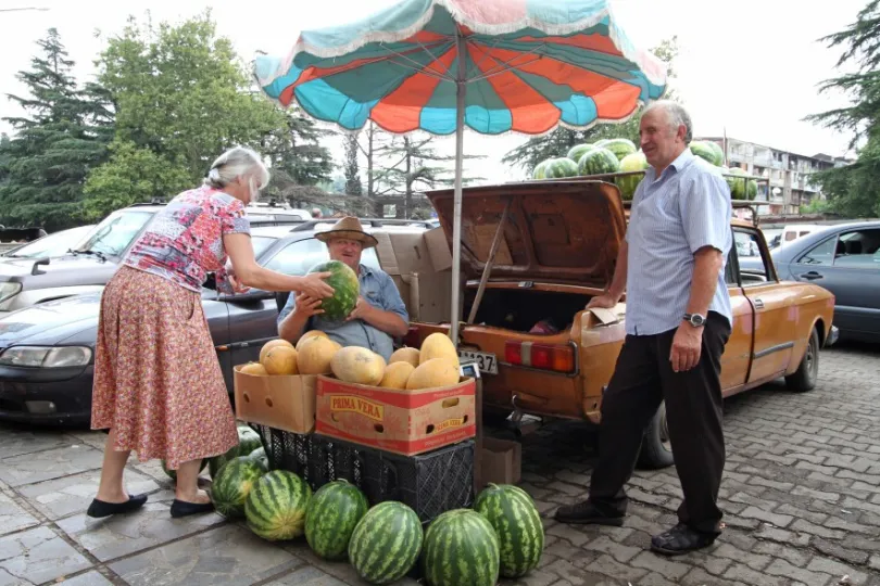 Einheimsiche verkaufen Wassermelone.