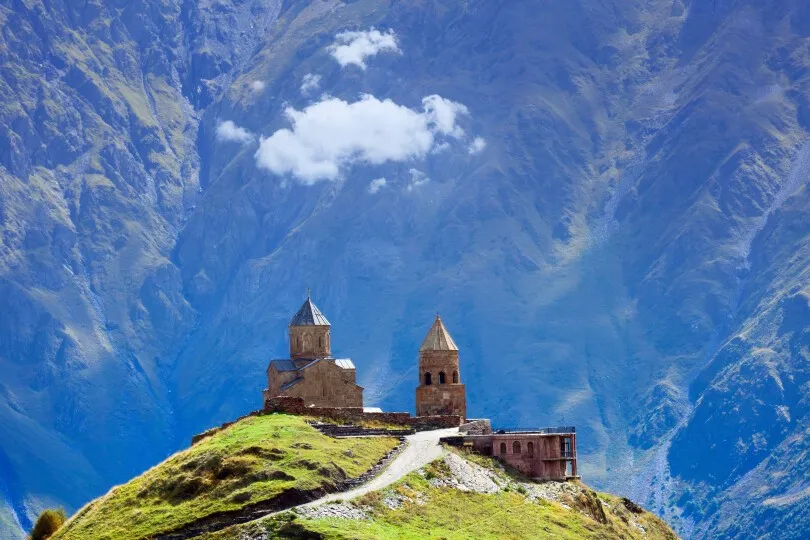 Gerogien - Kirche in der nähe von Kazbegi  mit einen sehr schönen Aussicht