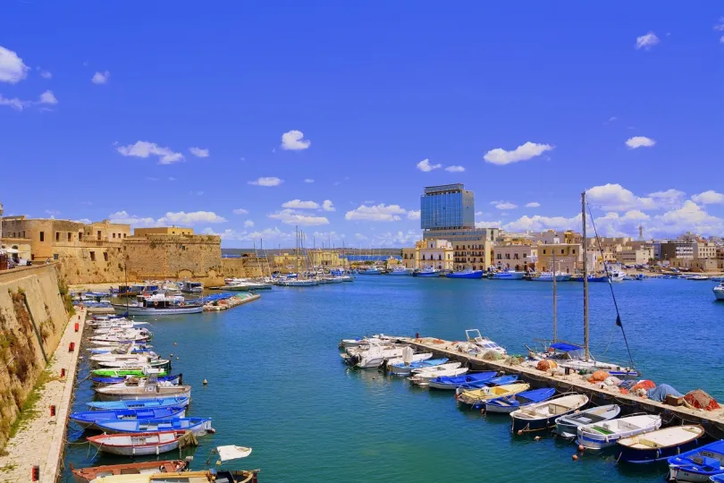 Hafen mit Booten in Salento, Apulien.
