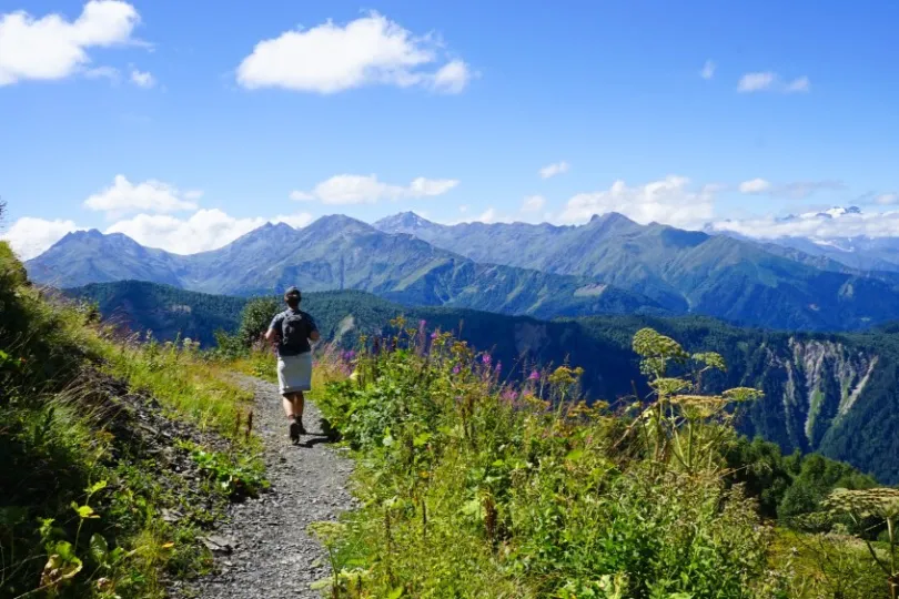 Georgien - Hike durch einen schönen Aussicht von Bergen 