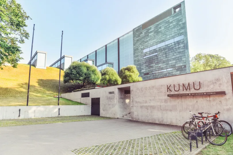 Aussicht auf das Kunstmuseum KUMU mit großem Glasgebäude und Fahrräder draußen.