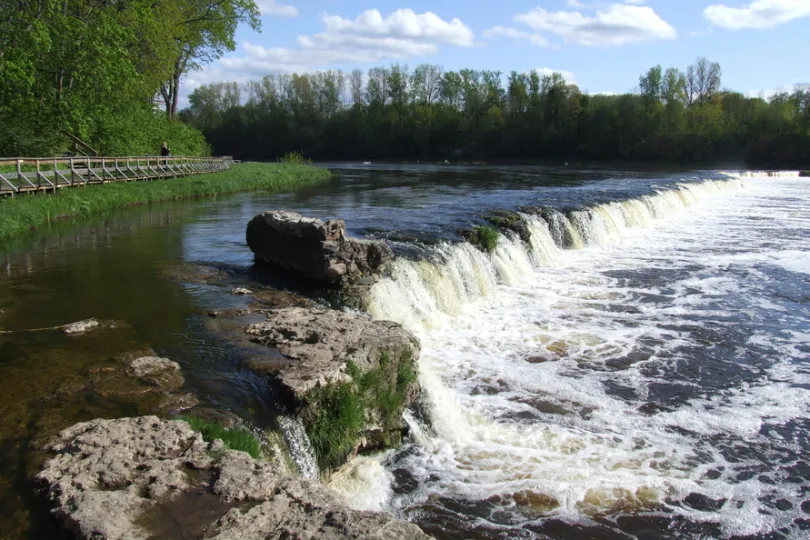 Ein großer Wasserfall im Wald im Kuldiga Nationalpark, Litauen.