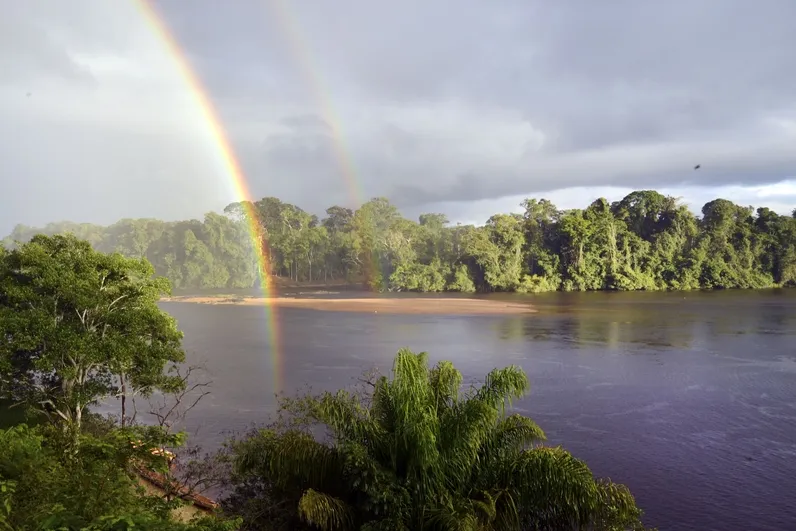 Sehr schönen Aussicht mit ein Regenbogen.