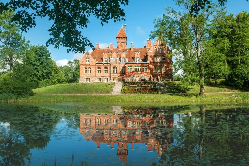Vorne Sicht auf einem Palast in Lettland.
