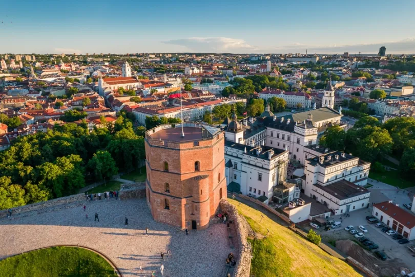 Luftaufnahme auf dem Burg Gediminas mit Aufblick auf Vilnius, Hauptstadt Litauens.