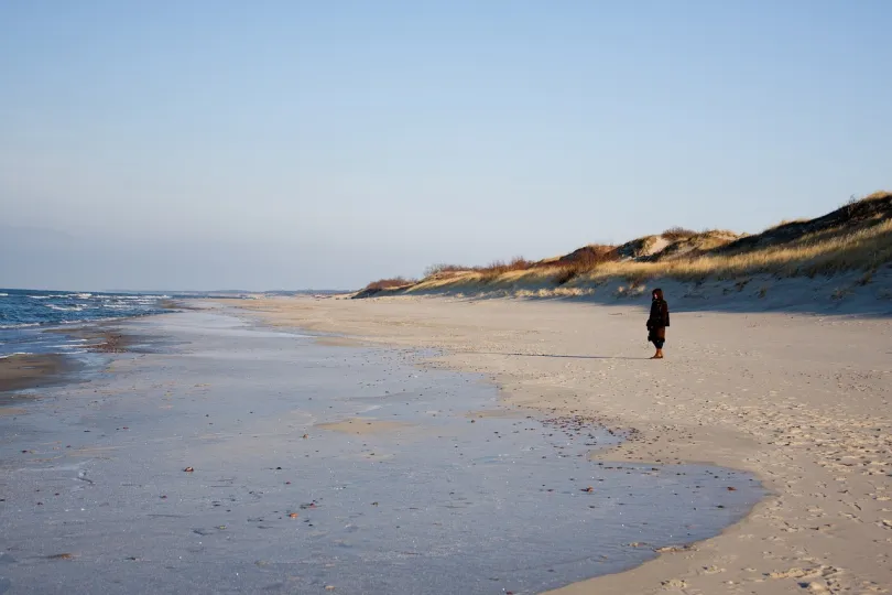 Aussicht auf die Kurische Nehrung, das Meer mit Küste und Dünenlandschaft. Blauer Himmel.