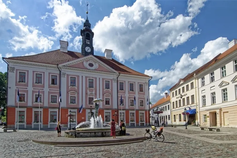 Aussicht auf dem Rathaus mit einem Springbrunnen in Tartu, Estland