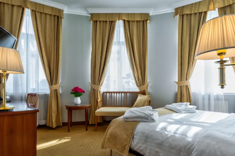 Hotelzimmer mit drei Fenstern und einem Bett in Tallinn, Estland.