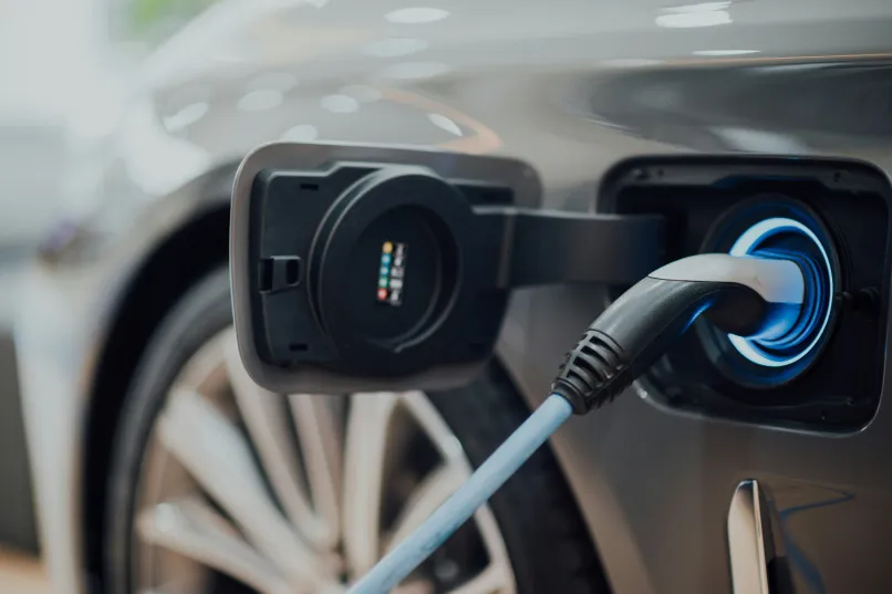 Elektronisches Auto wird aufgeladen.