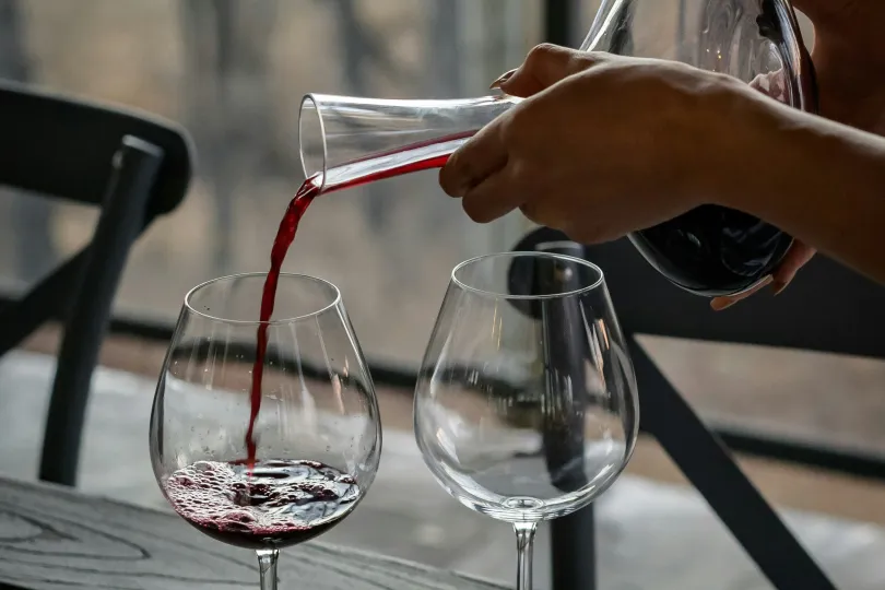 Rotwein wird in zwei Gläsern serviert.