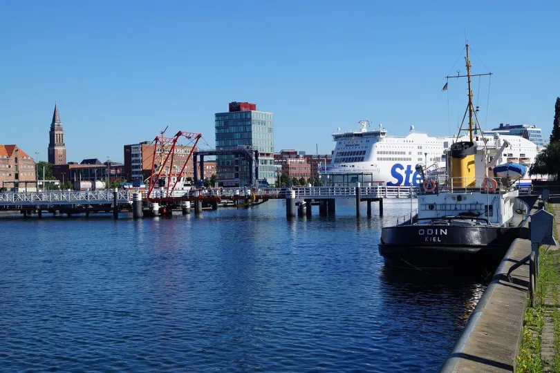 Fähre legt am Hafen in Kiel an.