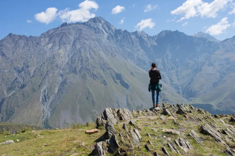 Bergblick mit wandernder person.