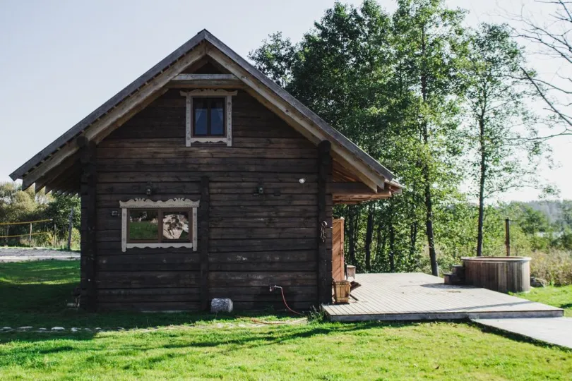 Holzhaus im Wald, Litauen.