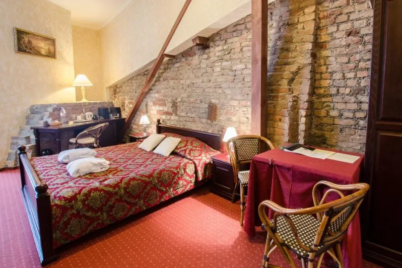 Hotelzimmer mit einem Bett und Tisch im Boutique Stil, Lettland.