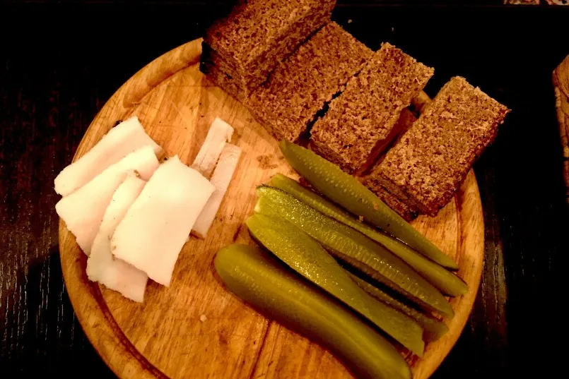 Brot Teller mit Käse und Pickeln Gurke.