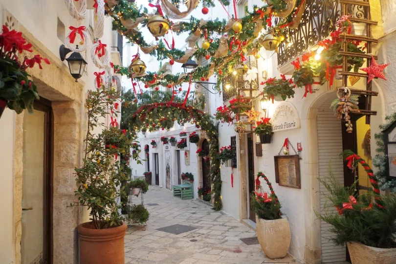 Eine schmale, malerische Straße in Apulien.
