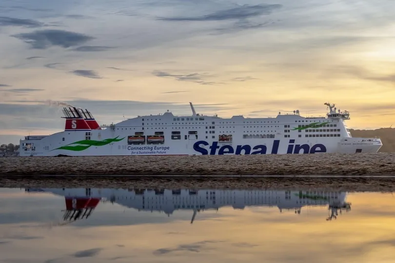 Großes Schiff legt an.