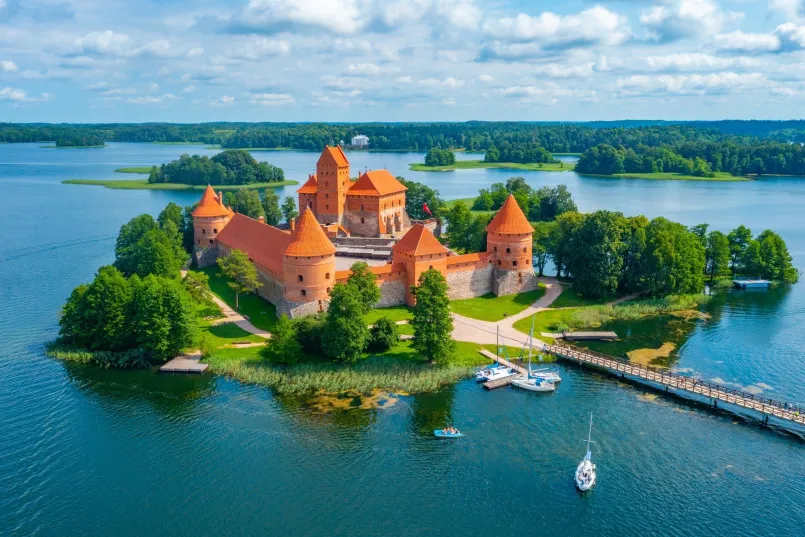 Ein großes Schloss auf einer kleinen Insel mit Bäumen.