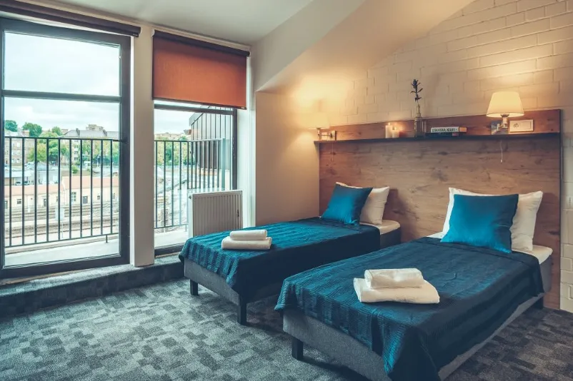 Hotelzimmer mit zwei Betten und großen Fenster