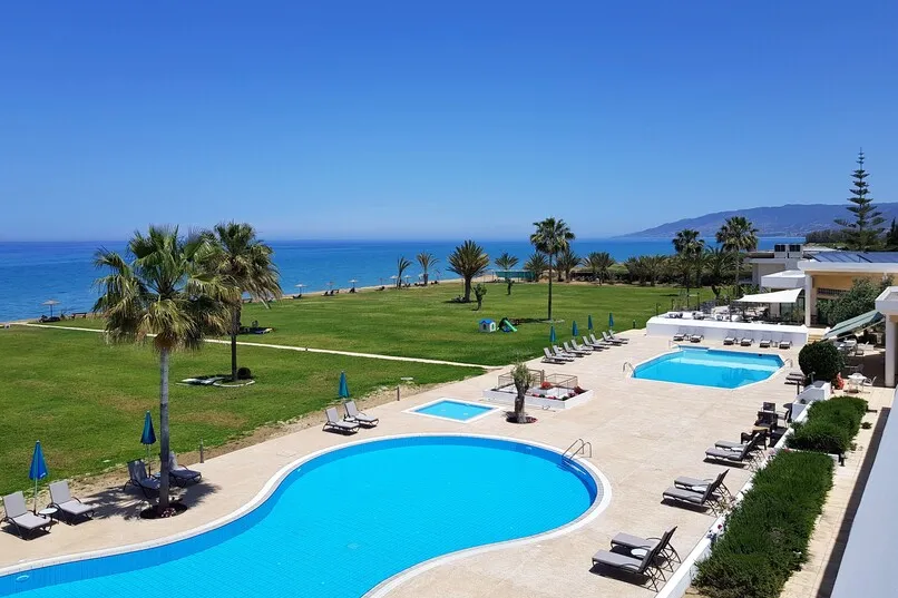 Hotel mit einem Pool mit Blick aufs Meer, Zypern.
