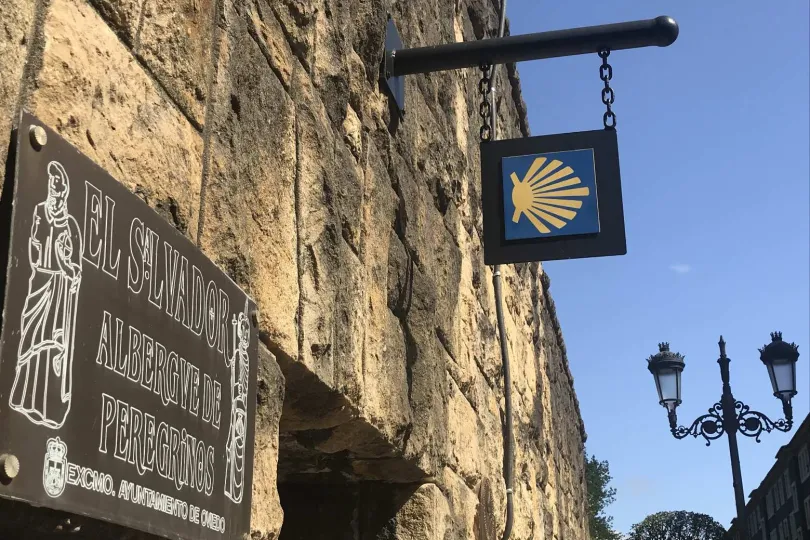 Oviedo Hauswand mit Flagge.